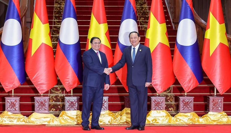 Le Premier ministre vietnamien Pham Minh Chinh (à gauche) et son homologue laotien Sonexay Siphandone. Photo : VOV. Le Premier ministre vietnamien Pham Minh Chinh (à gauche) et son homologue laotien Sonexay Siphandone. Photo : VOV.