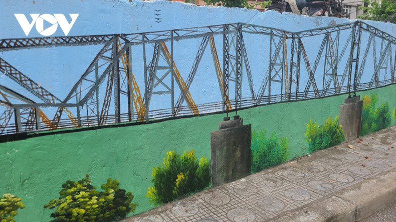 Le pont Long Biên est magnifiquement reproduit. Le pont Long Biên est magnifiquement reproduit.