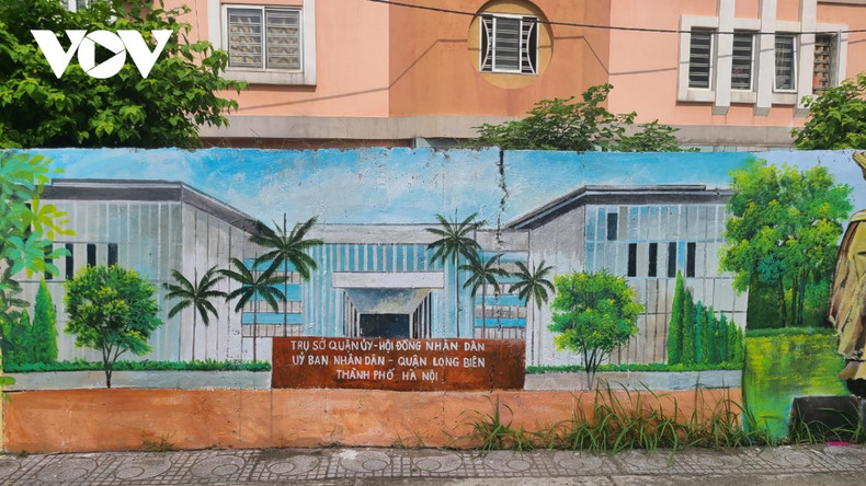 Le siège du comité du district de Long Biên est également inclus dans le projet de fresques murales. Le siège du comité du district de Long Biên est également inclus dans le projet de fresques murales.