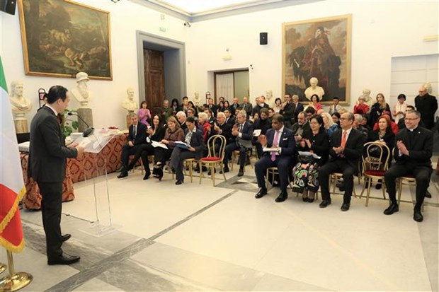 L’ambassadeur du Vietnam en Italie Duong Hai Hung lors de la conférence de presse, à Rome, le 16 janvier. Photo : VNA
