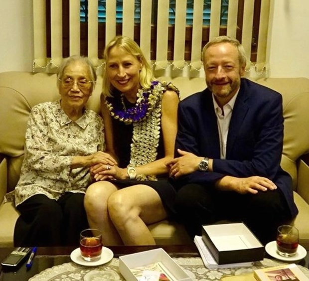 M et Mme Henrie lors de leur rencontre avec l'ancien Vice-Président Nguyên Thi Binh lors d'une visite au Vietnam. Photo : VNA. M et Mme Henrie lors de leur rencontre avec l'ancien Vice-Président Nguyên Thi Binh lors d'une visite au Vietnam. Photo : VNA.