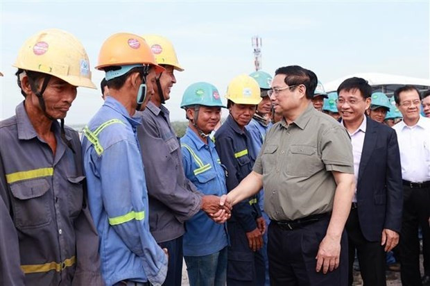 Le Premier ministre et la mission l’accompagnant sur le chantier de construction du pont My Thuan 2. Photo : VNA. Le Premier ministre et la mission l’accompagnant sur le chantier de construction du pont My Thuan 2. Photo : VNA.