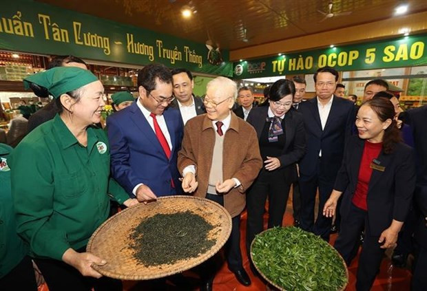Le Secrétaire général du PCV à la coopérative théière Hao Dat, implantée dans la commune de Tân Cuong, ville de Thai Nguyên. Photo: VNA Le Secrétaire général du PCV à la coopérative théière Hao Dat, implantée dans la commune de Tân Cuong, ville de Thai Nguyên. Photo: VNA