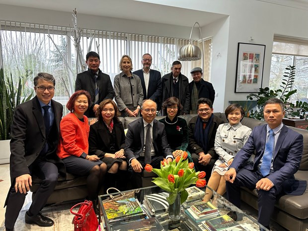 Prise de photo de la délégation vietnamienne et la famille propriétaire de la maison. Prise de photo de la délégation vietnamienne et la famille propriétaire de la maison.
