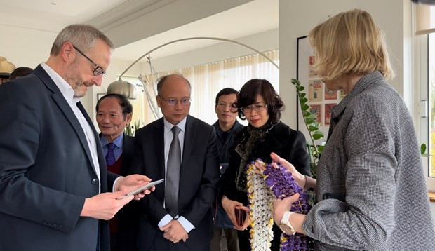 Les hôtes présentent des photos prises avec Mme Binh et les souvenirs qu'elle leurs a offerts lors de leur visite au Vietnam en 2018. Les hôtes présentent des photos prises avec Mme Binh et les souvenirs qu'elle leurs a offerts lors de leur visite au Vietnam en 2018.