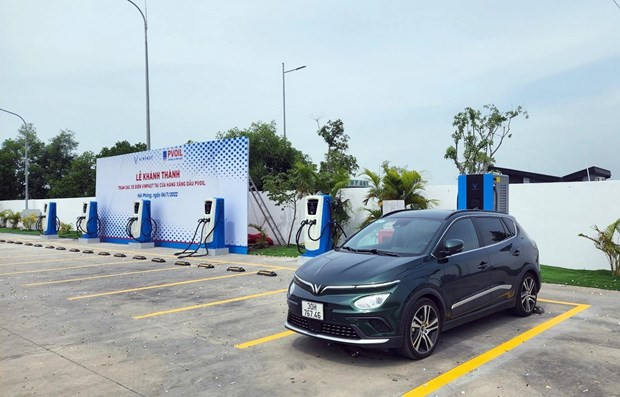 La première borne de recharge de véhicules électriques à la station-service PVOIL au district de Cat Hai, ville de Hai Phong. Photo : VinFast. La première borne de recharge de véhicules électriques à la station-service PVOIL au district de Cat Hai, ville de Hai Phong. Photo : VinFast.