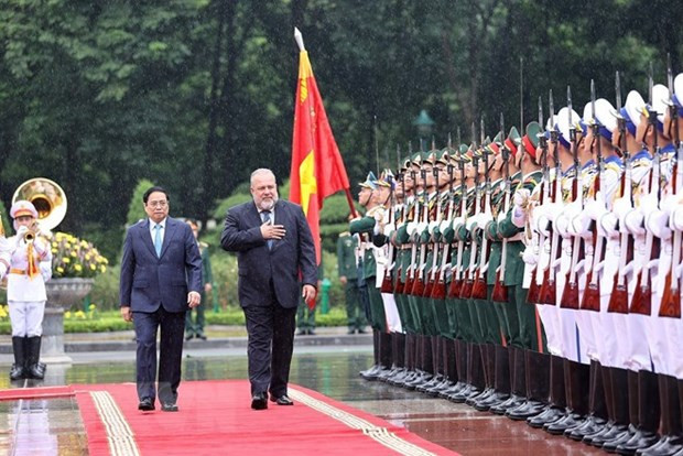 Le Premier ministre vietnamien, Pham Minh Chinh (à gauche), préside la cérémonie d'accueil officielle du Premier ministre cubain Manuel Marrero Cruzen en visite officielle d'amitié au Vietnam du 28 septembre au 2 octobre 2022. Photo : VNA.