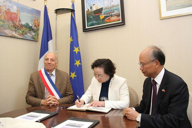 Bel souvenir d'une visite "Sur les traces du Président Hô Chi Minh" en France ảnh 2 Bel souvenir d'une visite "Sur les traces du Président Hô Chi Minh" en France ảnh 2