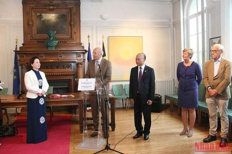 Le maire Hubert Dejean de La Batie exprime sa conviction que les relations entre les deux pays continueront à se développer davantage, Photo : NDEL. Le maire Hubert Dejean de La Batie exprime sa conviction que les relations entre les deux pays continueront à se développer davantage, Photo : NDEL.