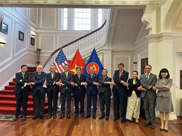 L’ambassadeur du Vietnam aux États-Unis, Nguyên Quôc Dung pose avec les délégués, à Washington, le 26 septembre. Photo : VNA. L’ambassadeur du Vietnam aux États-Unis, Nguyên Quôc Dung pose avec les délégués, à Washington, le 26 septembre. Photo : VNA.