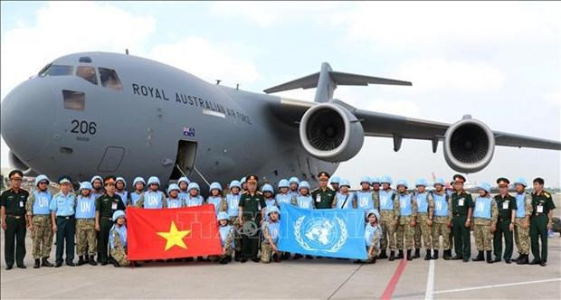 Les soldats de l'hôpital de campagne de niveau 2 n°1 sur le point d'embarquer dans un avion pour le Soudan du Sud pour participer aux opérations de maintien de la paix de l'ONU. Photo : VNA.