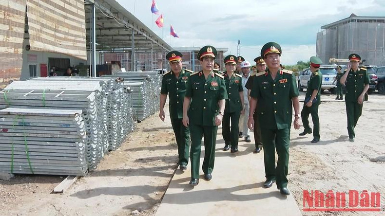 Le général Phan Van Giang est allé inspecter les travaux de construction du projet d’internat de culture ethnique de l’armée populaire du Laos.