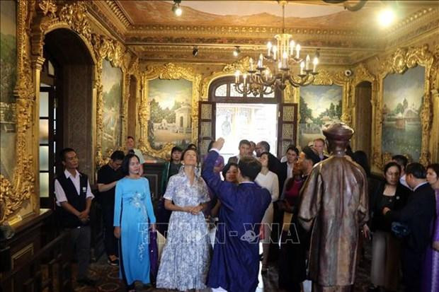 La directrice générale de l'UNESCO Audrey Azoulay visite le palais An Dinh, dans la ville de Huê. Photo : VNA. La directrice générale de l'UNESCO Audrey Azoulay visite le palais An Dinh, dans la ville de Huê. Photo : VNA.