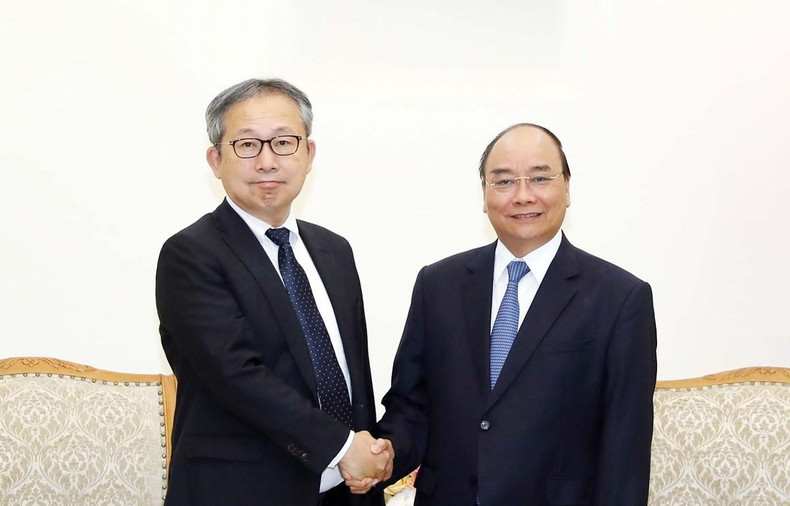 Le Nguyên Xuân Phuc (alors Premier ministre) et l'ambassadeur du Japon au Vietnam, Yamada Takio. Photo : baoquocte Le Nguyên Xuân Phuc (alors Premier ministre) et l'ambassadeur du Japon au Vietnam, Yamada Takio. Photo : baoquocte
