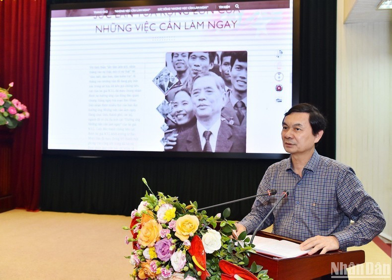 Ngô Minh Tuân, rédacteur en chef du magazine Xây dựng Đảng prend la parole lors de la cérémonie. Photo : Journal Nhân Dân.