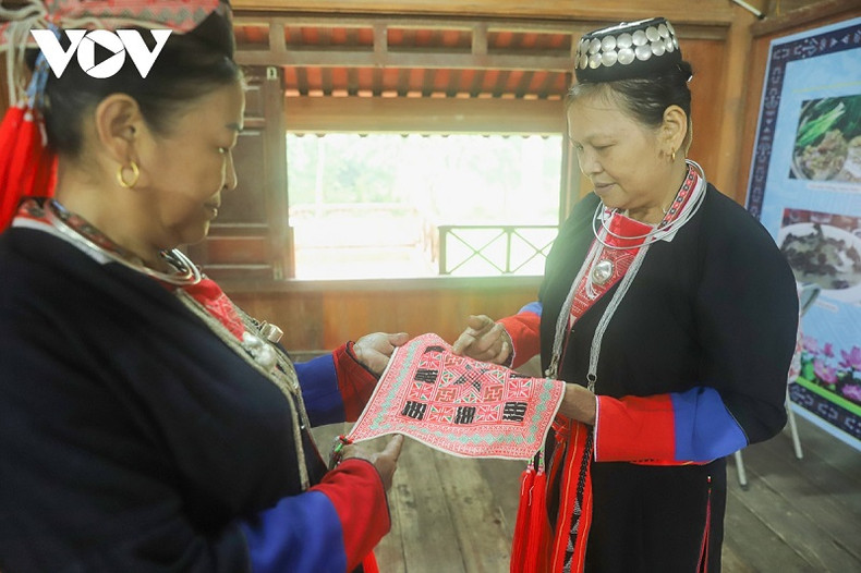 Grâce à ces cours, de plus en plus de personnes maîtrisent la broderie et savent chanter des chansons d’amour. Photo : VOV. Grâce à ces cours, de plus en plus de personnes maîtrisent la broderie et savent chanter des chansons d’amour. Photo : VOV.
