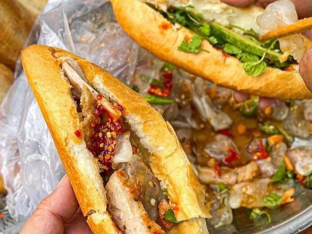 Le « bánh mì bột lọc » est un plat unique à Huê. Le « bánh mì bột lọc » est un plat unique à Huê.