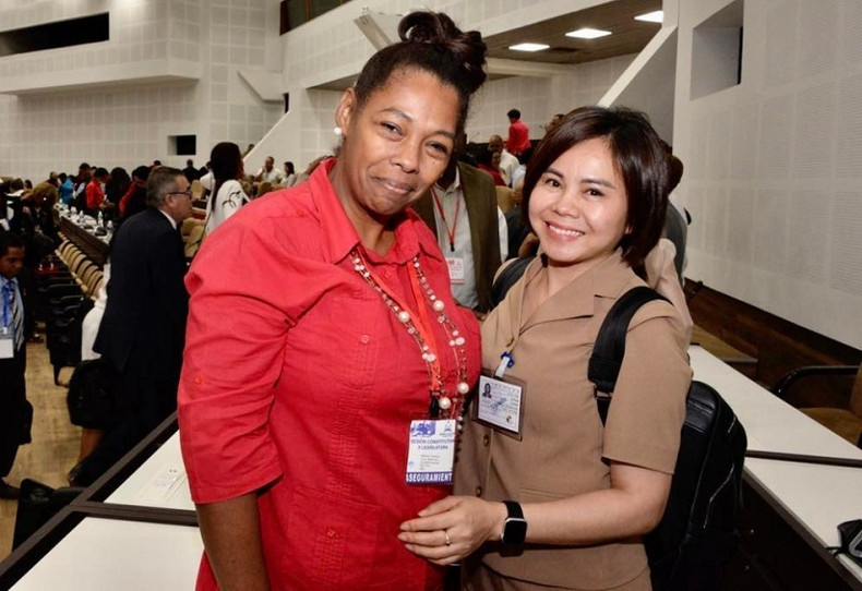 Bolivien Tamaca, membre du Comité central du Parti communiste de Cuba, a pris une photo avec la journaliste de VOV. Photo : VOV. Bolivien Tamaca, membre du Comité central du Parti communiste de Cuba, a pris une photo avec la journaliste de VOV. Photo : VOV.
