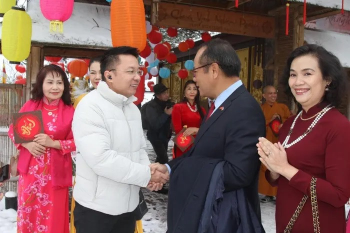 L’Ambassadeur Thai Xuân Dung a rendu visite au Centre commercial de Sa Pa et transmis ses vœux du Têt aux Vietnamiens résidant en République tchèque en janvier 2023. Photo : journal "Monde et Vietnam".