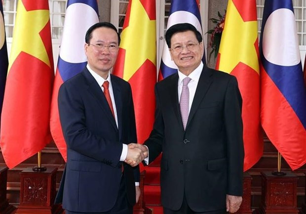 Le Président vietnamien, Vo Van Thuong (à gauche), et le Secrétaire général du Comité central du Parti populaire révolutionnaire lao (PPRL) et Président du Laos, Thongloun Sisoulith. Photo : VNA.