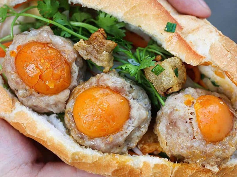 Hô Chi Minh-Ville est célèbre pour son « bánh mì xíu mại trứng muối ». Hô Chi Minh-Ville est célèbre pour son « bánh mì xíu mại trứng muối ».