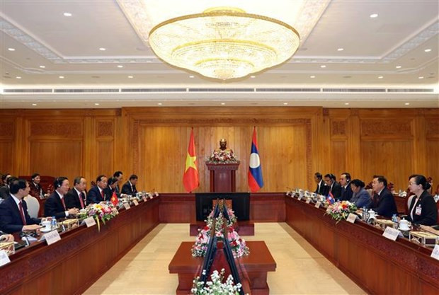 Entrevue entre le Président du Vietnam, Vo Van Thuong, et le Président de l’Assemblée nationale lao, Saysomphone Phomvihane. Photo : VNA.