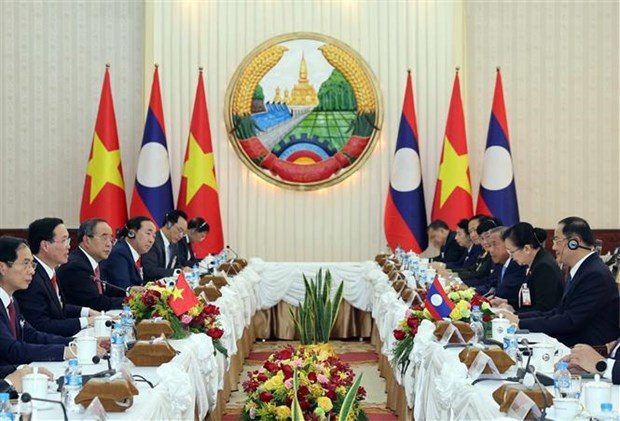 Entrevue entre le Président du Vietnam, Vo Van Thuong, et le Premier ministre lao, Sonexay Siphandone. Photo : VNA.