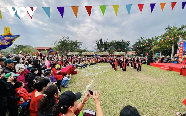 La fête du village est l’occasion pour les habitants et les touristes d’admirer les performances spéciales de chants et de danses. Photo : VOV. La fête du village est l’occasion pour les habitants et les touristes d’admirer les performances spéciales de chants et de danses. Photo : VOV.