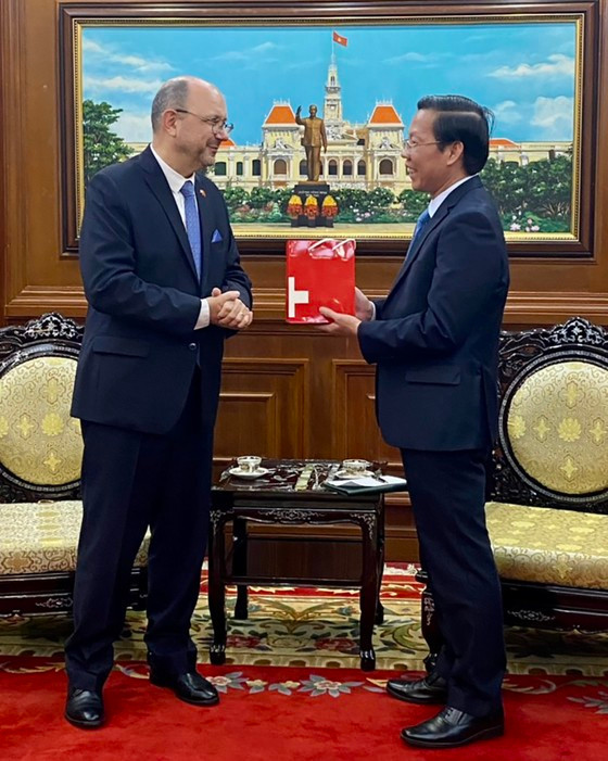 Le président du Comité populaire de Hô Chi Minh-Ville, Phan Van Mai (à droite), et l’ambassadeur Thomas Gass. Photo : SGGP.