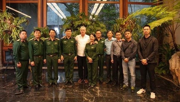 Le Président cubain Miguel Díaz-Canel pose avec les membres de la délégation de travail du ministère vietnamienne de la Défense. Photo : VNA. Le Président cubain Miguel Díaz-Canel pose avec les membres de la délégation de travail du ministère vietnamienne de la Défense. Photo : VNA.
