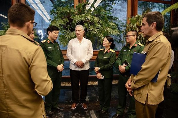 Le Président cubain Miguel Díaz-Canel converse avec les membres de la délégation de travail du ministère vietnamienne de la Défense. Photo : VNA. Le Président cubain Miguel Díaz-Canel converse avec les membres de la délégation de travail du ministère vietnamienne de la Défense. Photo : VNA.