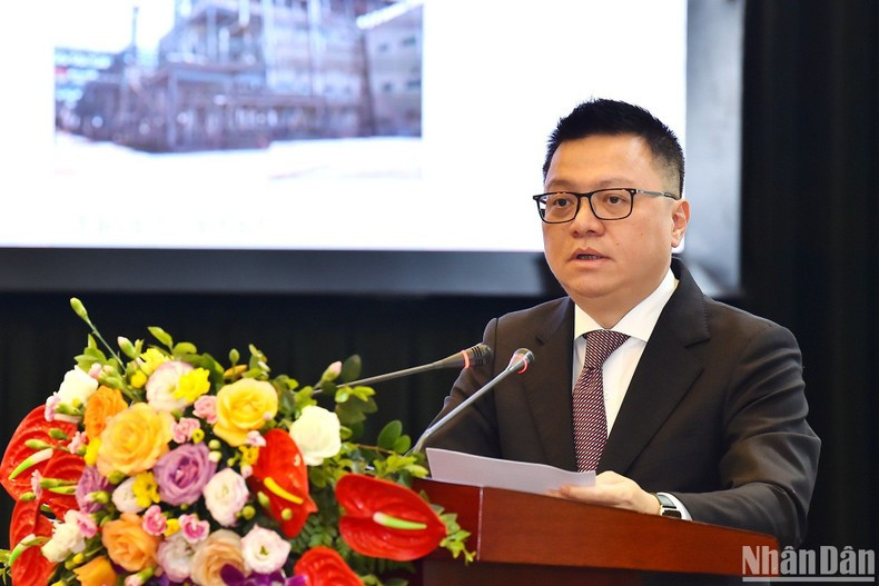 Le rédacteur en chef du Journal Nhân Dân, Lê Quôc Minh, prend la parole lors de la cérémonie. Photo : Journal Nhân Dân.