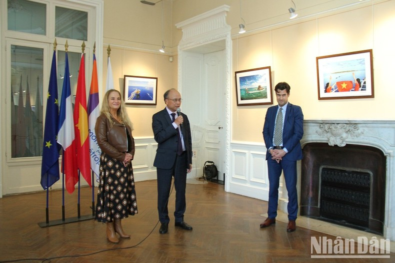 L'exposition sur les mers et les îles du Vietnam organisée par les autorités montpelliéraines en coordination avec l’Université Paul-Valéry Montpellier 3 et le Centre culturel du Vietnam en France. Photo : Khai Hoàn-Minh Duy/NDEL. L'exposition sur les mers et les îles du Vietnam organisée par les autorités montpelliéraines en coordination avec l’Université Paul-Valéry Montpellier 3 et le Centre culturel du Vietnam en France. Photo : Khai Hoàn-Minh Duy/NDEL.