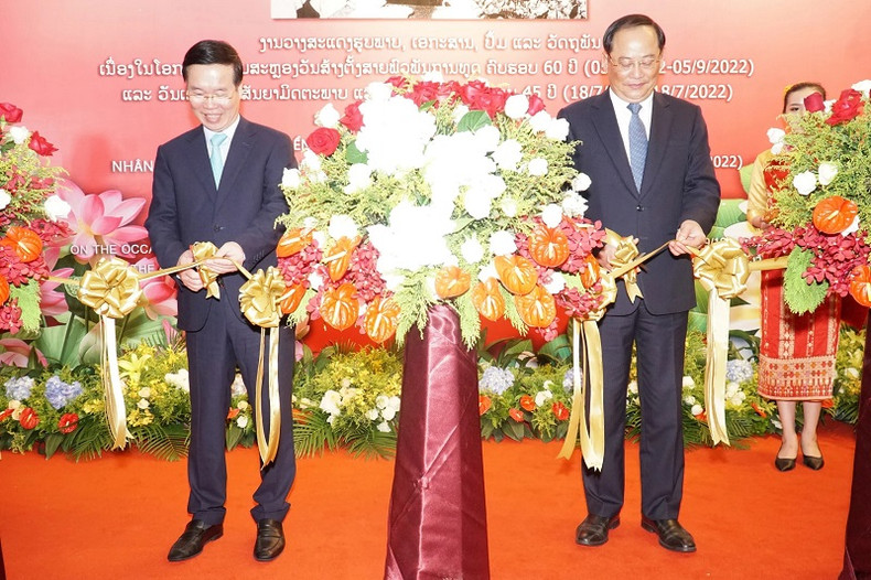 Le camarade Vo Van Thuong (à gauche), alors permanent du Secrétariat du Comité central du Parti communiste vietnamien et le Vice-Premier ministre du Laos, Sonxay Sipandon, ont coupé le ruban pour inaugurer l’exposition de photos, documents et livres sur le thème : « La grande amitié, la solidarité particulière et la coopération intégrale Laos - Vietnam, Vietnam - Laos 2022 », le 17 juillet 2022. Photo : VNA. Le camarade Vo Van Thuong (à gauche), alors permanent du Secrétariat du Comité central du Parti communiste vietnamien et le Vice-Premier ministre du Laos, Sonxay Sipandon, ont coupé le ruban pour inaugurer l’exposition de photos, documents et livres sur le thème : « La grande amitié, la solidarité particulière et la coopération intégrale Laos - Vietnam, Vietnam - Laos 2022 », le 17 juillet 2022. Photo : VNA.