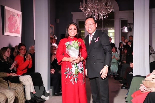 L'ambassadeur du Vietnam au Royaume-Uni et la créatrice Lan Huong. Photo : VNA.