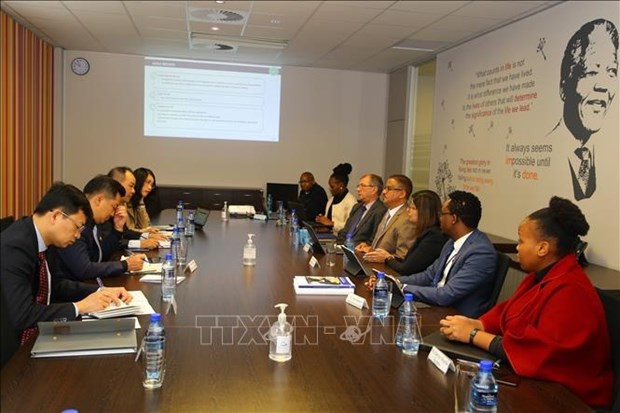 La délégation de l'Audit d'Etat du Vietnam travaille avec l’antenne de l'Audit d'Etat de l’Afrique du Sud dans la province du Cap-Occidental. Photo : VNA. La délégation de l'Audit d'Etat du Vietnam travaille avec l’antenne de l'Audit d'Etat de l’Afrique du Sud dans la province du Cap-Occidental. Photo : VNA.