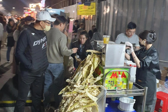 La communauté en ligne est extrêmement fière que le jus de canne à sucre soit apprécié par tant d’étrangers. Photo : Dantri.vn