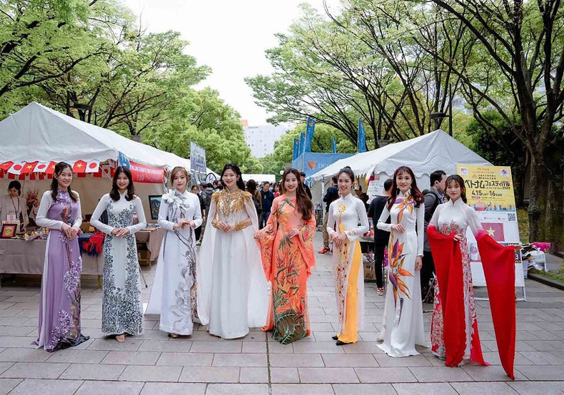 Performance d’"áo dài" de la marque Viet Phuong. Photo : journal "Monde et Vietnam". Performance d’"áo dài" de la marque Viet Phuong. Photo : journal "Monde et Vietnam".