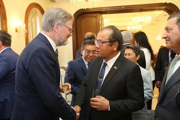 L'ambassadeur vietnamien, Thai Xuân Dung (à droite), et le Premier ministre tchèque, Petr Fiala, lors de la rencontre avec le corps diplomatique au Palais du Liechtenstein. Photo : journal "Monde et Vietnam".