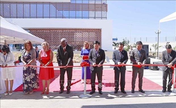 Le Président de l'Assemblée nationale du Vietnam, Vuong Dinh Huê, et le Président de l'Assemblée nationale du Pouvoir populaire de Cuba, Esteban Lazo Hernandez, ont coupé la banque inaugurale de l'Usine de lessive de la coentreprise Suchel – TBV. Photo : VNA.