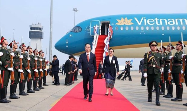 Le Président Vo Van Thuong à l’aéroport international de Wattay, dans la capitale lao Vientiane. Photo: VNA