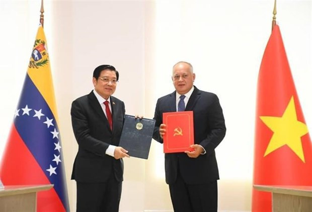 Phan Dinh Trac et le premier vice-président du PSUV, Diosdado Cabello, ont signé un accord de coopération entre le PCV et le PSUV. Photo : VNA. Phan Dinh Trac et le premier vice-président du PSUV, Diosdado Cabello, ont signé un accord de coopération entre le PCV et le PSUV. Photo : VNA.