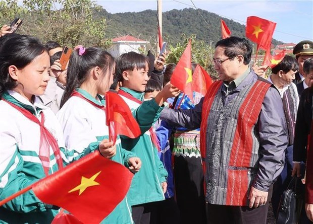 Le Premier ministre Pham Minh Chinh avec les élèves de la province de Lai Châu (au Nord du Vietnam). Photo : VNA.