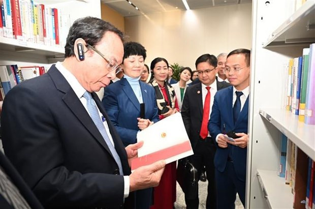 Les délégués vietnamiens visitent la Bibliothèque de Shanghai Est. Photo: VNA Les délégués vietnamiens visitent la Bibliothèque de Shanghai Est. Photo: VNA