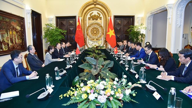 L'entretien entre le vice-ministre permanent des Affaires étrangères du Vietnam, Nguyên Minh Vu, et l’assistant du ministre chinois des Affaires étrangères Nong Rong. Photo : VNA.