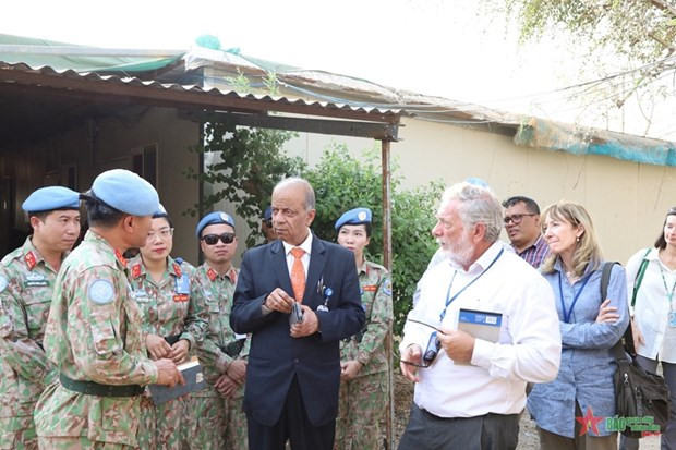 Le Secrétaire général adjoint des Nations Unies, Atul Khare, et des soldats vietnamiens. Photo : QDND. Le Secrétaire général adjoint des Nations Unies, Atul Khare, et des soldats vietnamiens. Photo : QDND.