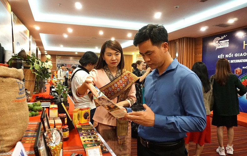 Des représentants d’entreprises visitant des stands d’exposition présentant des produits de café. Photo : baodaklak.