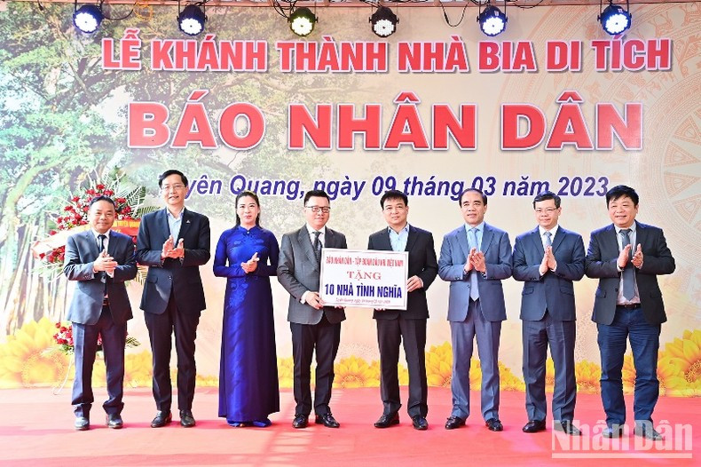 Les dirigeants du Journal Nhân Dân et les représentants de PetroVietnam remettent symboliquement dix maisons pour pauvres à la province de Tuyên Quang. Les dirigeants du Journal Nhân Dân et les représentants de PetroVietnam remettent symboliquement dix maisons pour pauvres à la province de Tuyên Quang.