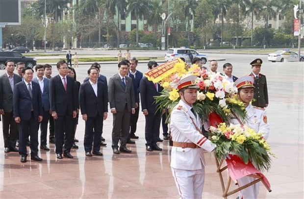 Le Président de l’Assemblée nationale du Vietnam, Vuong Dinh Huê (1er, à gauche) rend hommage à l’ancien secrétaire général du Parti, Nguyên Van Linh devant sa statue à Hung Yên. Photo : VNA.