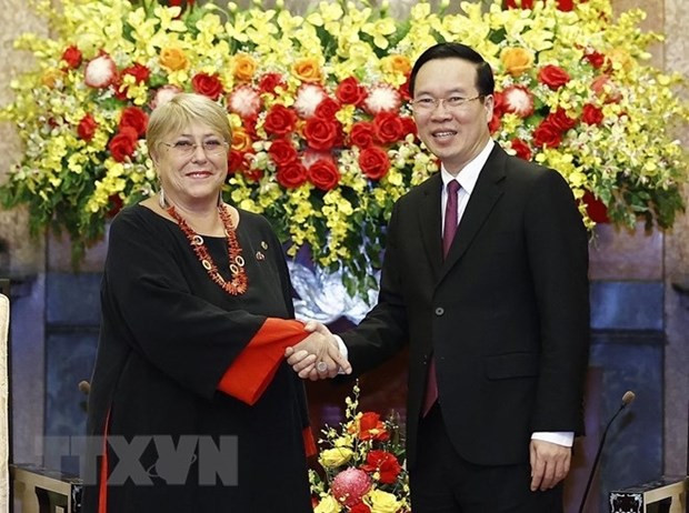 Le Président Vo Van Thuong et l’ancienne Présidente du Chili, Michelle Bachelet, en visite au Vietnam à l&apos;occasion du 52e anniversaire de l&apos;établissement des relations diplomatiques entre le Vietnam et le Chili. Photo : VNA.